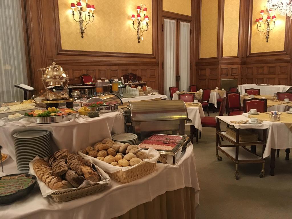 فندق آفينيدا بالاس Lisboa المظهر الخارجي الصورة The buffet at the hotel's restaurant